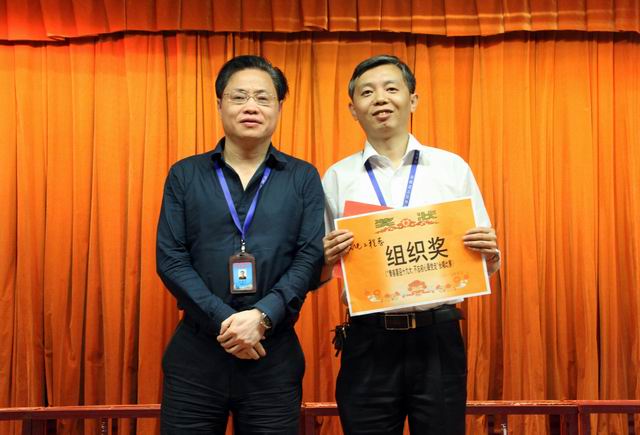 調整大小 9、任建設副院長給機電工程系頒發(fā)組織獎.jpg