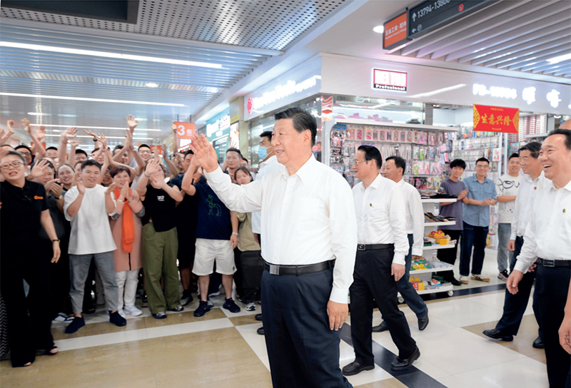 2023年9月20日至21日，中共中央總書記、國家主席、中央軍委主席習(xí)近平在浙江考察。這是20日上午，習(xí)近平在義烏國際商貿(mào)城考察時(shí)，同商戶親切交流。 新華社記者 李學(xué)仁/攝