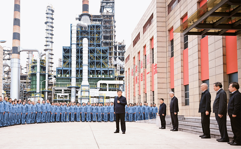 2023年10月10日至13日，中共中央總書記、國家主席、中央軍委主席習(xí)近平在江西考察。這是10日下午，習(xí)近平在中國石化九江分公司考察時(shí)，同企業(yè)員工親切交流。 新華社記者 謝環(huán)馳/攝