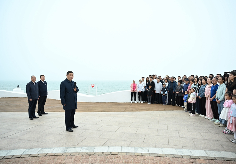 5月22日至24日，中共中央總書記、國(guó)家主席、中央軍委主席習(xí)近平在山東考察。這是22日下午，習(xí)近平在日照市陽光海岸綠道同市民和游客親切交流。