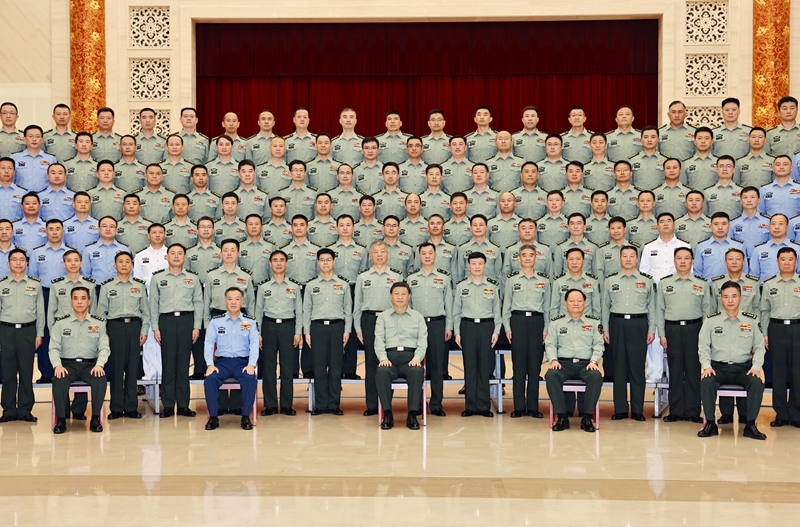 5月22日至24日，中共中央總書記、國(guó)家主席、中央軍委主席習(xí)近平在山東考察。這是23日上午，習(xí)近平在濟(jì)南親切接見駐濟(jì)南部隊(duì)上校以上領(lǐng)導(dǎo)干部，代表黨中央和中央軍委向駐濟(jì)南部隊(duì)全體官兵致以誠(chéng)摯問候。