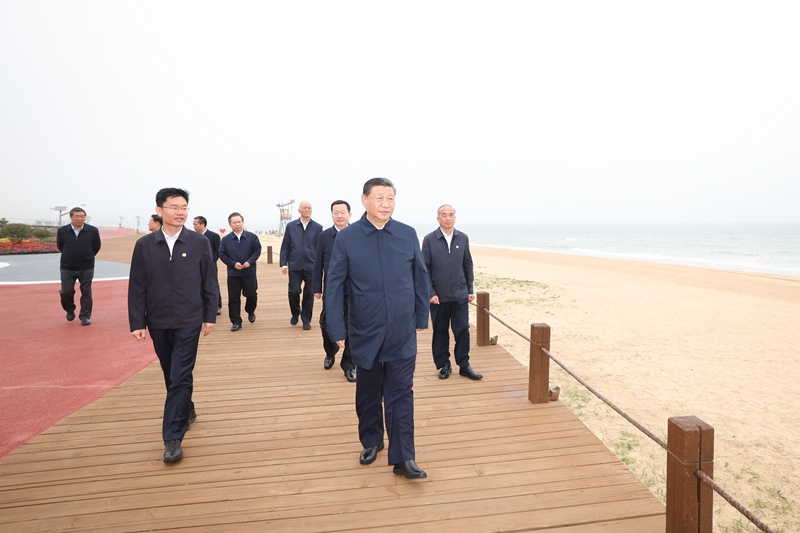 5月22日至24日，中共中央總書記、國(guó)家主席、中央軍委主席習(xí)近平在山東考察。這是22日下午，習(xí)近平在日照市陽光海岸綠道考察。