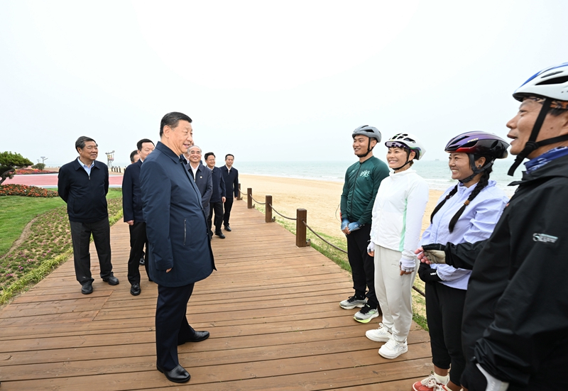 5月22日至24日，中共中央總書記、國(guó)家主席、中央軍委主席習(xí)近平在山東考察。這是22日下午，習(xí)近平在日照市陽光海岸綠道同市民親切交流。