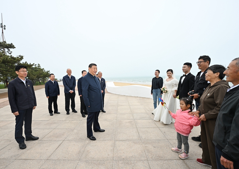 5月22日至24日，中共中央總書記、國(guó)家主席、中央軍委主席習(xí)近平在山東考察。這是22日下午，習(xí)近平在日照市陽光海岸綠道同市民親切交流。